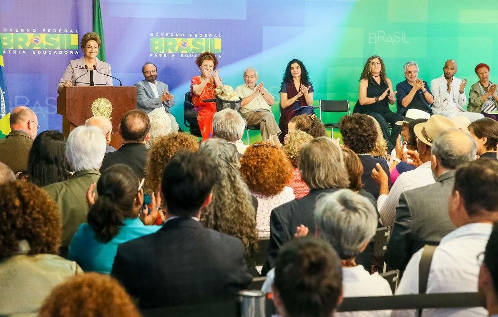 Dilma adia decis&atilde;o sobre minist&eacute;rio do PMDB 