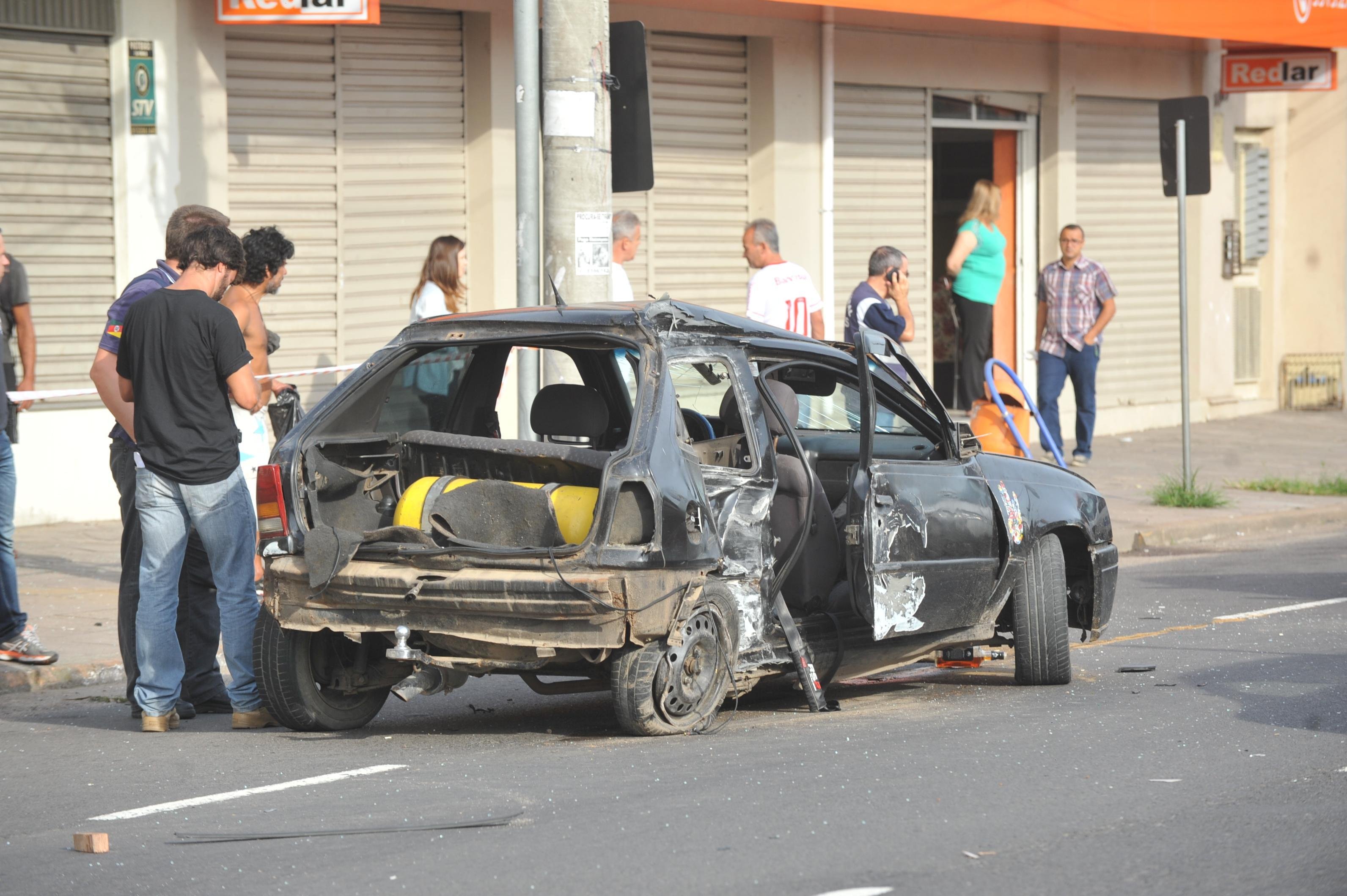 Homem morre ap&oacute;s carro colidir contra poste em Porto Alegre