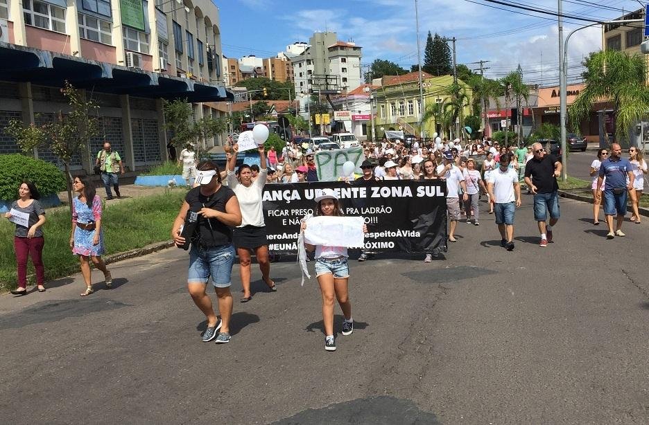 Manifestantes pedem seguran&ccedil;a p&uacute;blica em caminhada na zona Sul de Porto Alegre