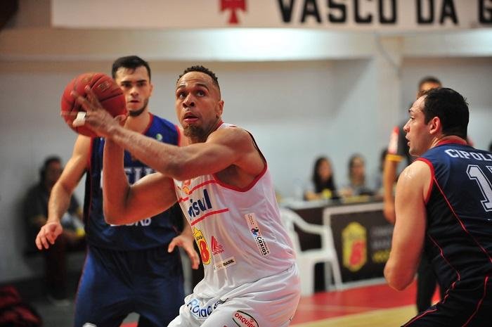 Com grande atua&ccedil;&atilde;o coletiva e show nas arquibancadas, time ga&uacute;cho surpreende tricampe&otilde;es do NBB