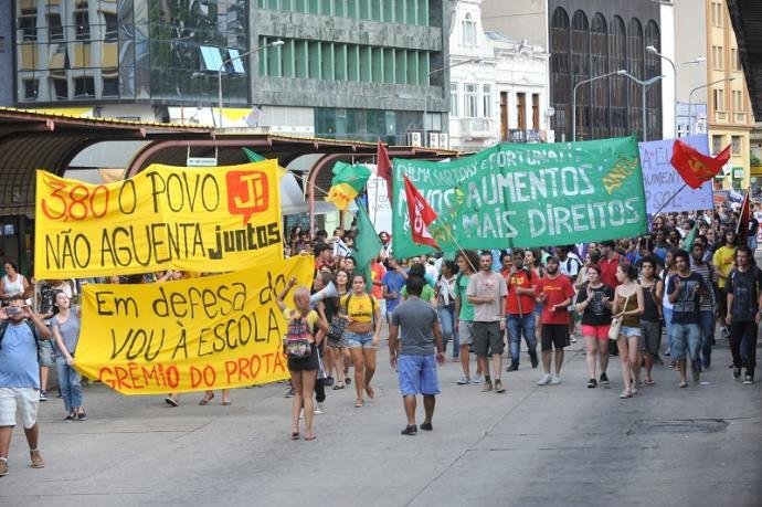 Bloco promove ato contra aumento da tarifa de &ocirc;nibus
