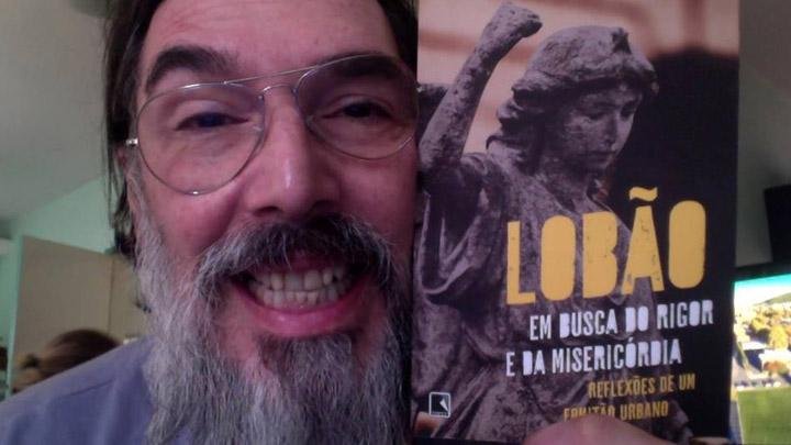 Livro e novo CD do m&uacute;sico j&aacute; est&atilde;o nas bancas