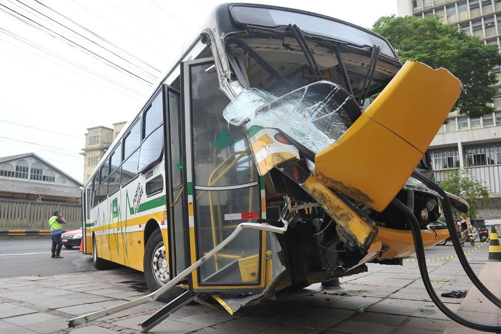Um &ocirc;nibus  e um caminh&atilde;o betoneira colidiram