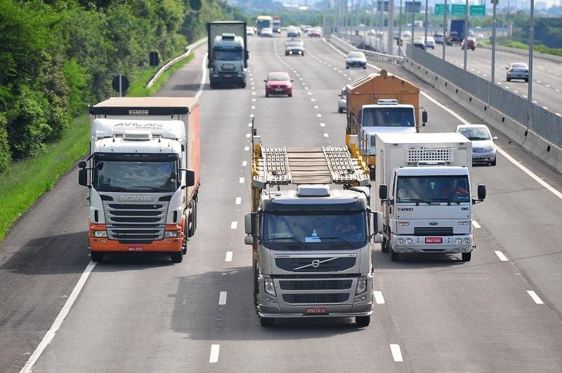 Sintravers projeta 60 caminh&otilde;es-cegonha percorrendo a freeway em baixa velocidade