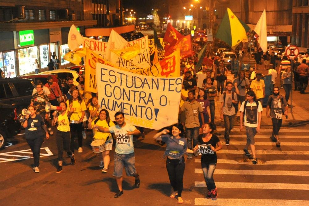 Centro de Porto Alegre teve protesto contra reajuste da tarifa nesta segunda-feira