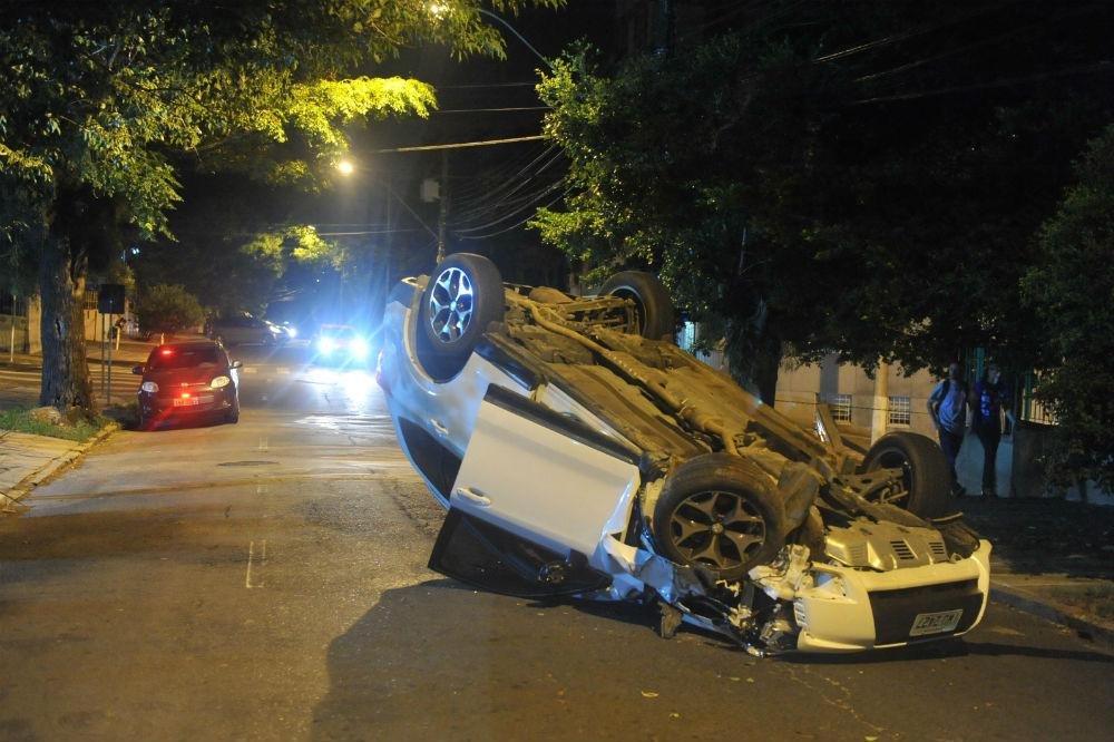 Trio perdeu o controle do ve&iacute;culo enquanto amea&ccedil;ava v&iacute;tima no bairro Petr&oacute;polis