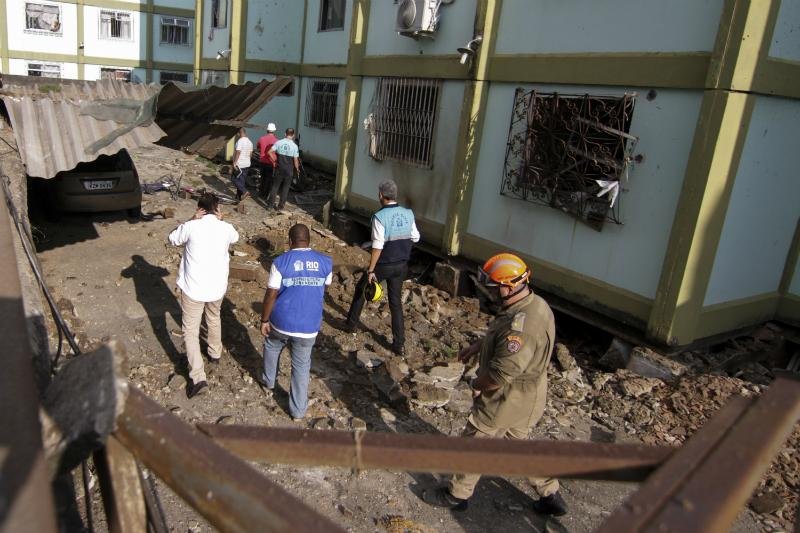 Explos&atilde;o no Rio mata cinco pessoas e deixa 13 feridas  