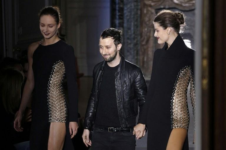 Moda com silhuetas delgadas &eacute; marca registrada do estilista