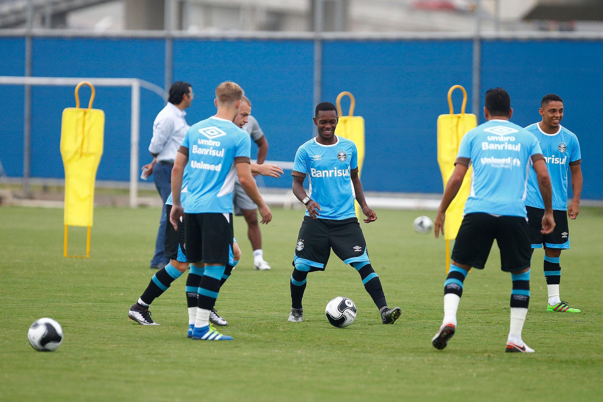 Roger enfatiza jogadas ofensivas em treino do Gr&ecirc;mio