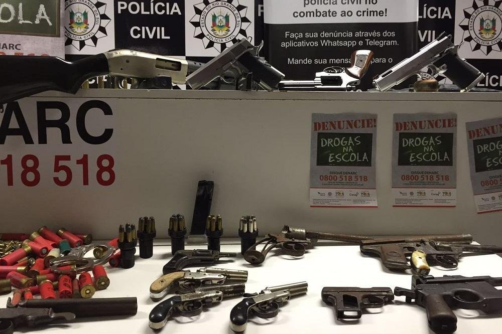 Suspeito de tr&aacute;fico foi apreendido com 40 armas e mais de 400 cartuchos de muni&ccedil;&atilde;o 