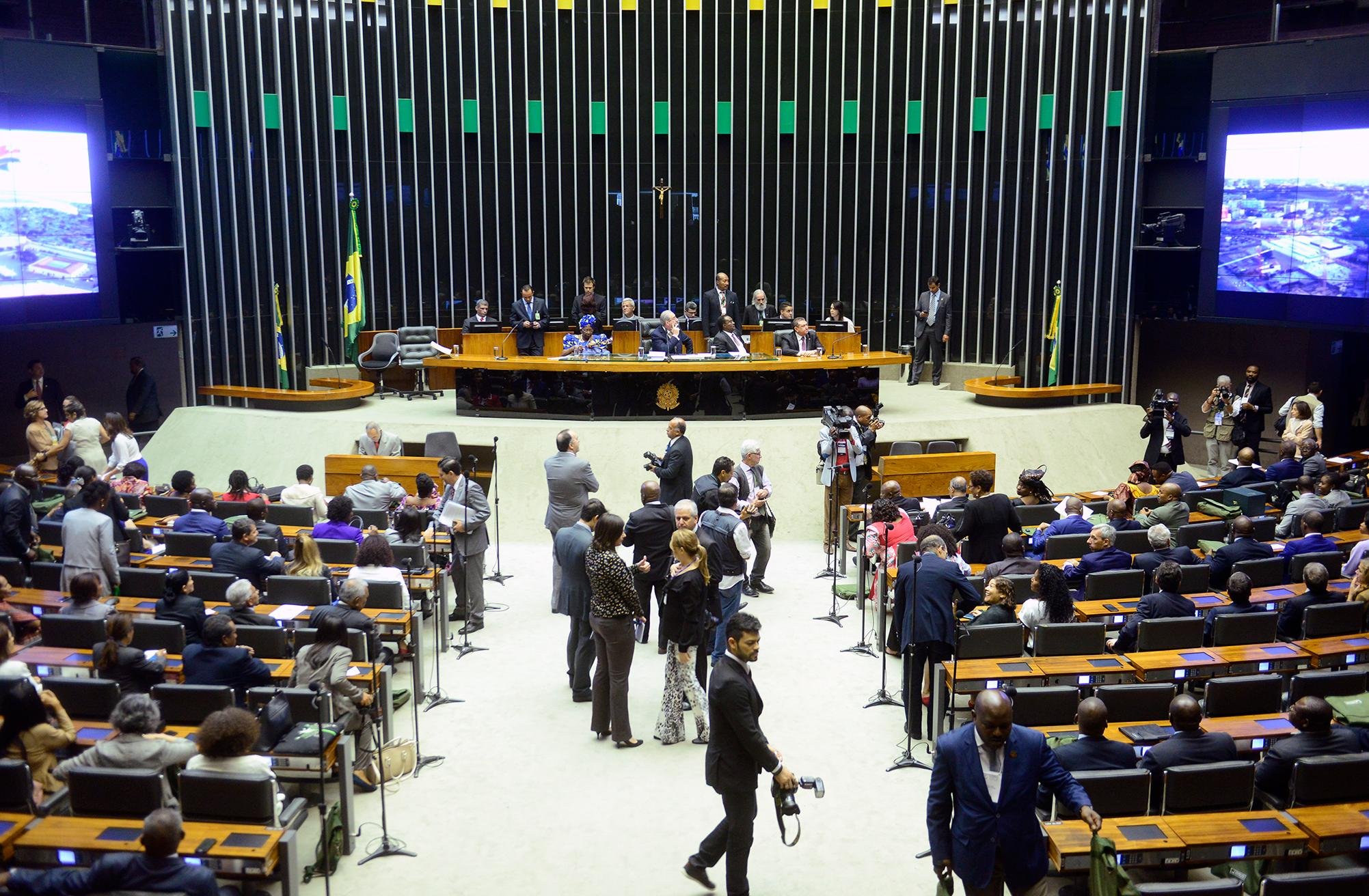 Reuni&atilde;o entre l&iacute;deres partid&aacute;rios e a c&uacute;pula da comiss&atilde;o especial terminou sem acordo