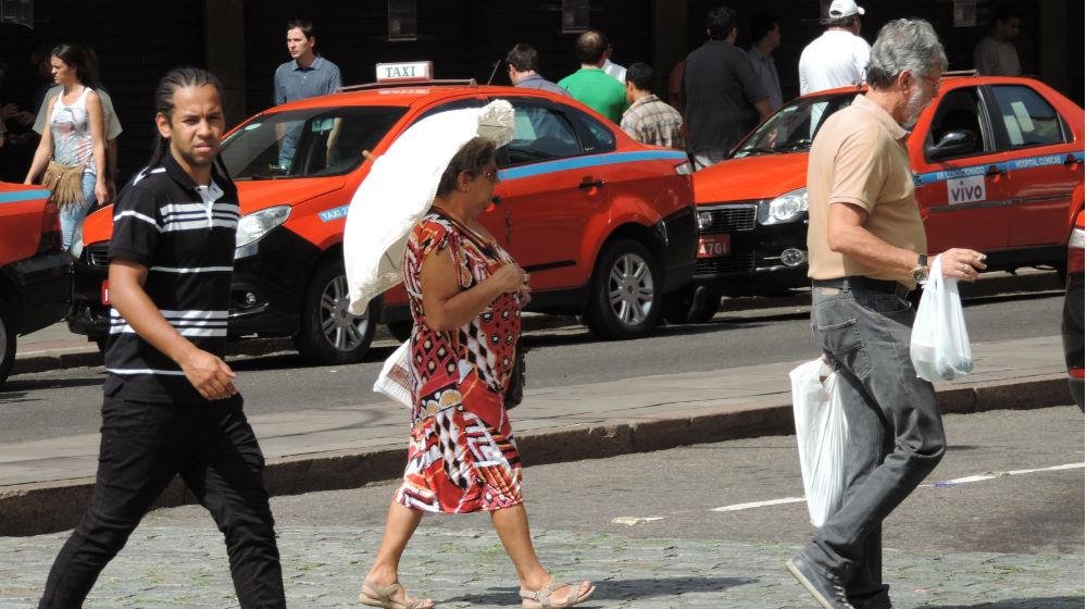 Popula&ccedil;&atilde;o fez o poss&iacute;vel para evitar o forte calor