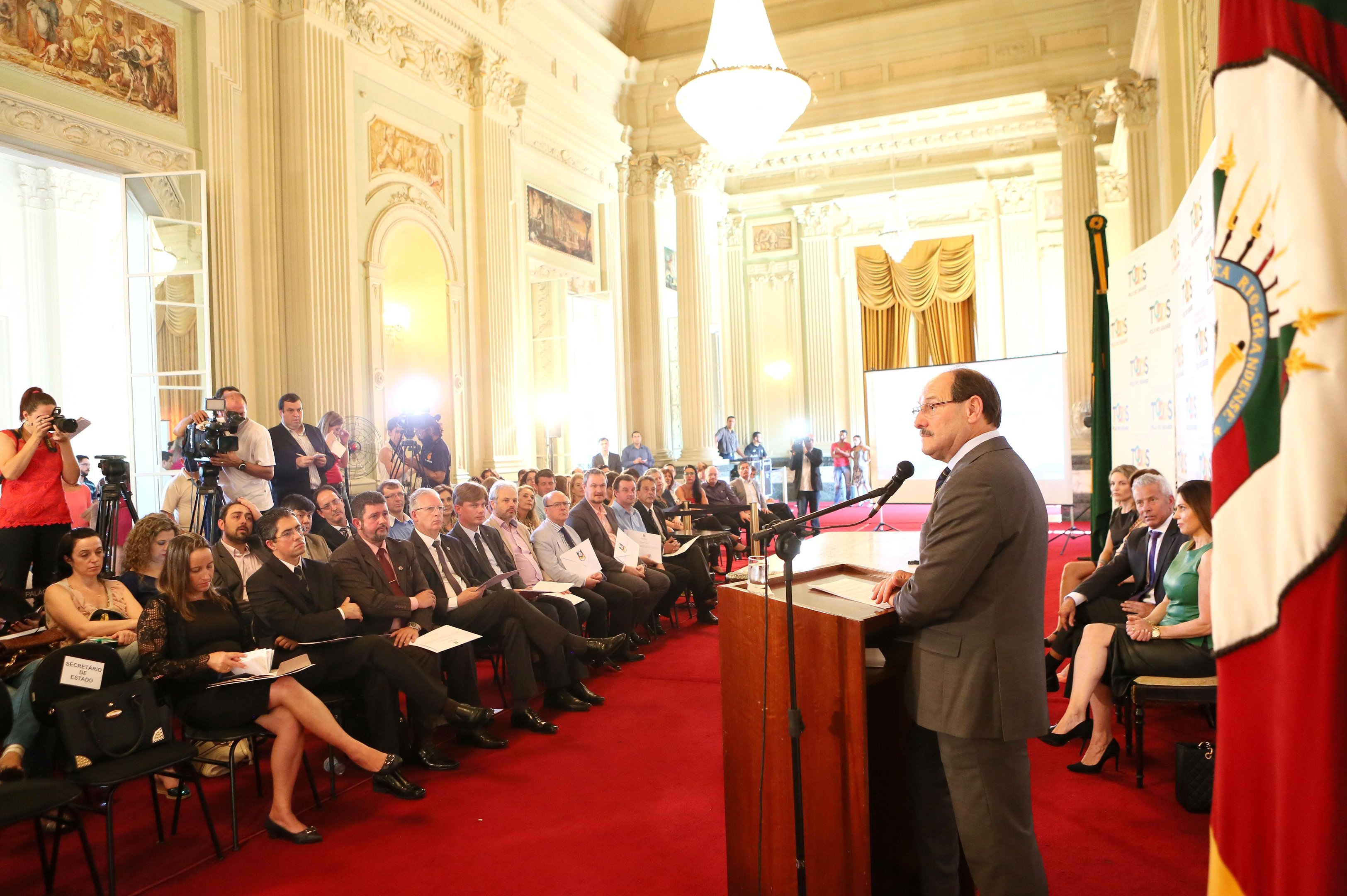Governo do Estado premiou com o Certificado de M&eacute;rito os munic&iacute;pios e coordenadorias regionais de sa&uacute;de que, em 2015, obtiveram os menores &iacute;ndices