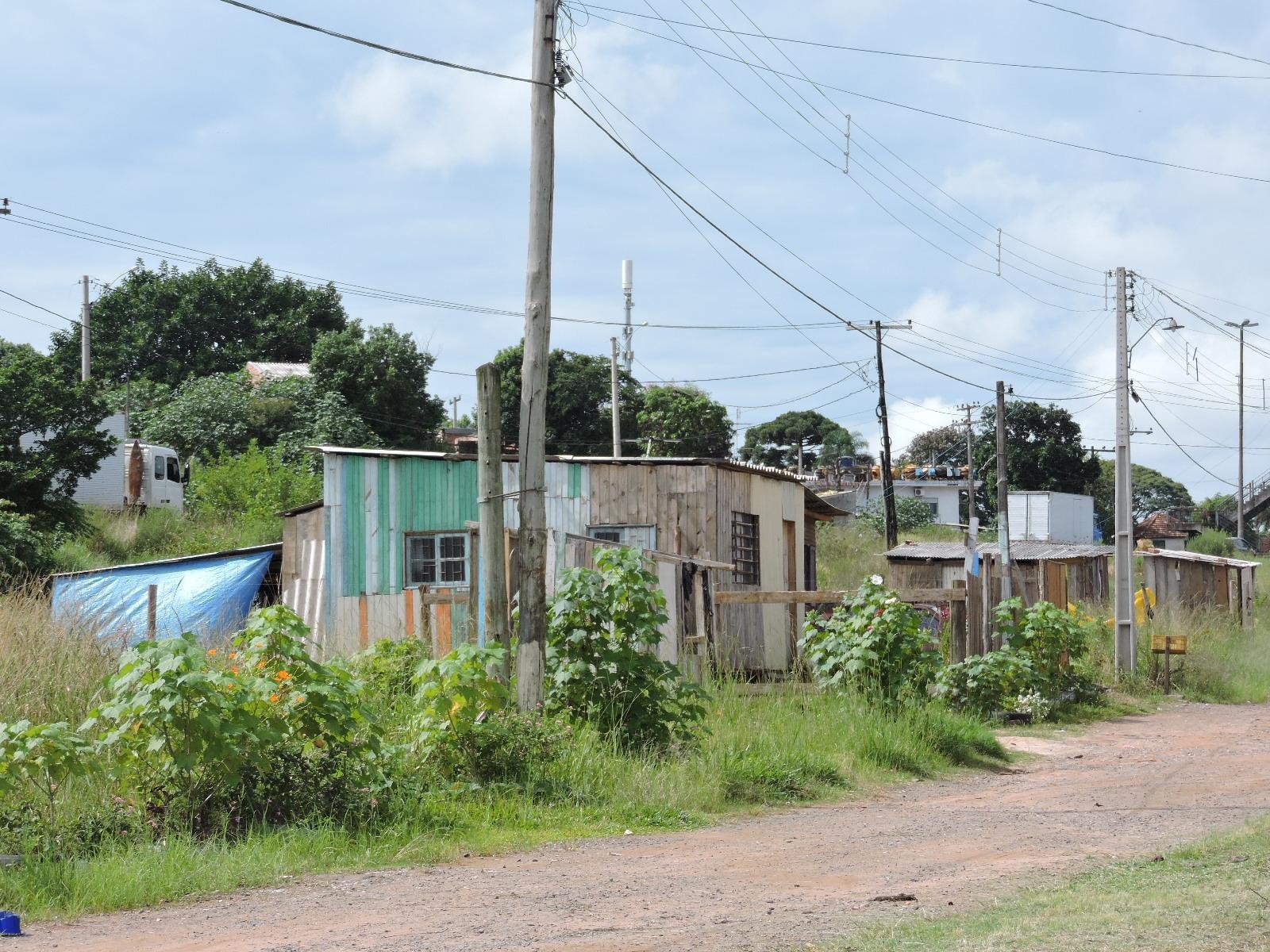 Fam&iacute;lias seguem erguendo casas &agrave;s margens da ERS 118, em Sapucaia do Sul