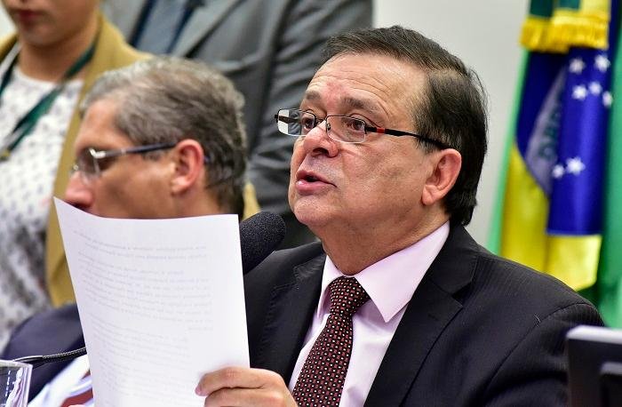 Jovair Arantes alientou "ind&iacute;cios de crime de responsabilidade", mas que "car&aacute;ter s&oacute;cio-pol&iacute;tico permite flexibiliza&ccedil;&atilde;o