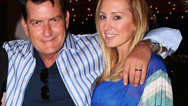 Charlie Sheen e Scottine Ross noivaram em 2014, mas n&atilde;o chegaram a se casar