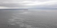 Barcos de órgãos ambientais estão recolhendo amostras do local do derramamento de óleo