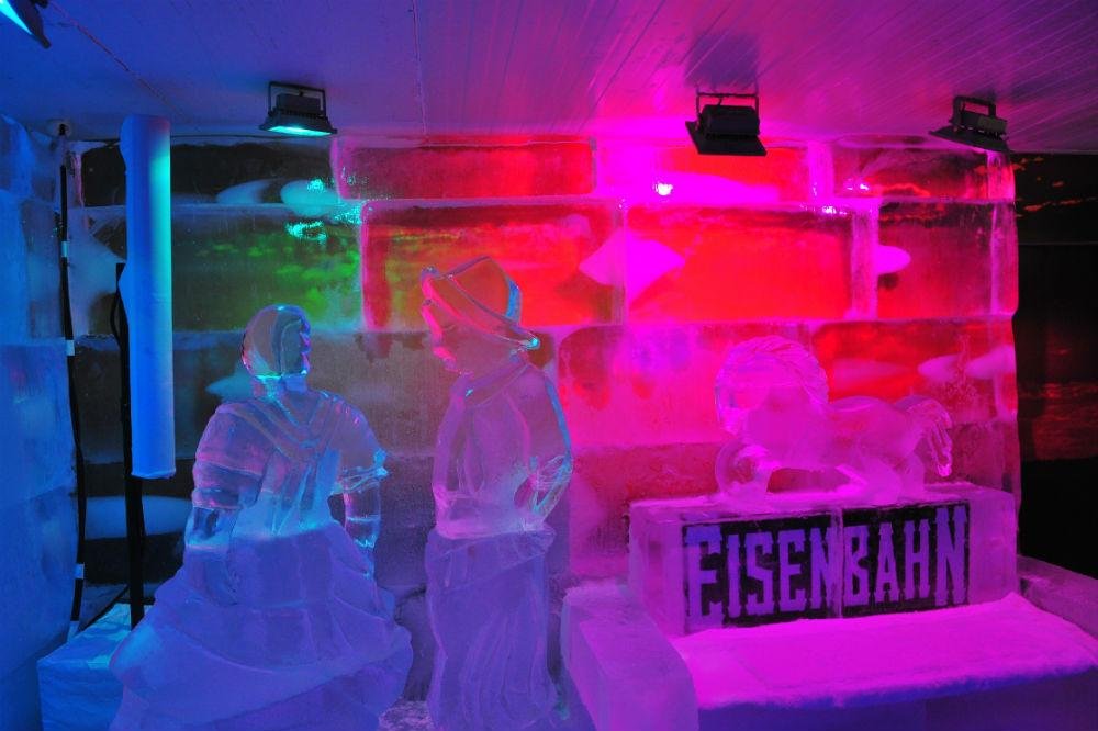 Icebar tem 19 toneladas de gelo cristal com paredes isot&eacute;rmicas que mant&ecirc;m a temperatura em at&eacute; 10 graus negativos