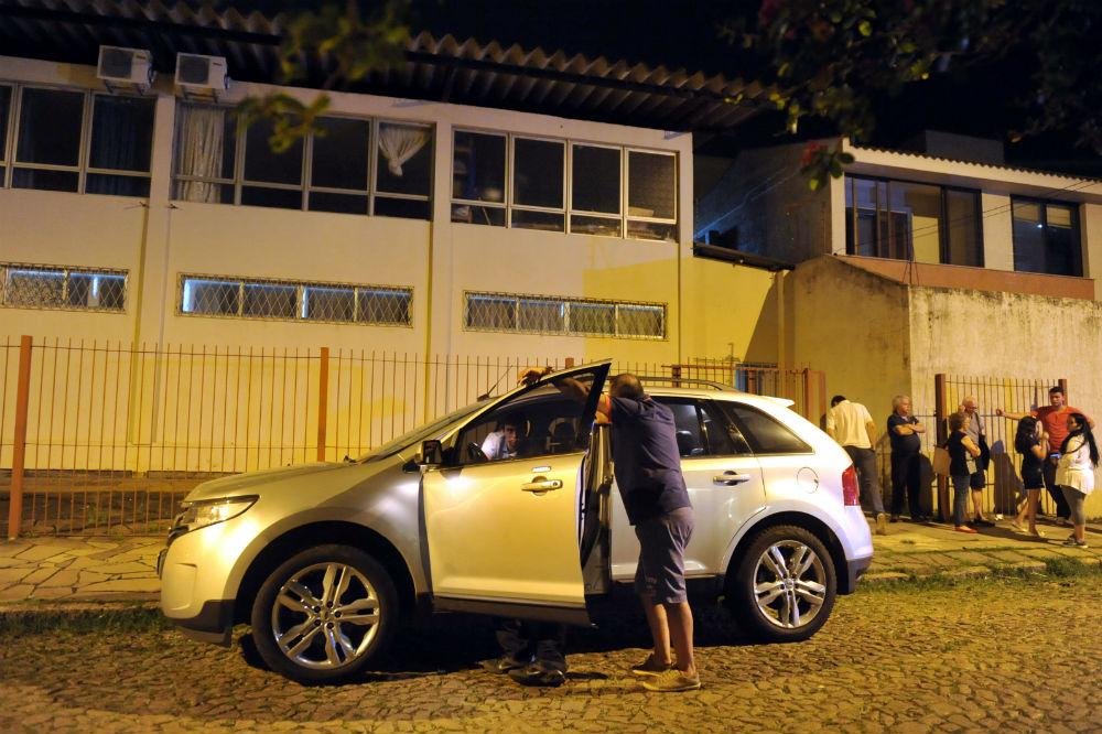 Cerca de 20 pessoas foram feitas ref&eacute;ns e tiveram pertences roubados