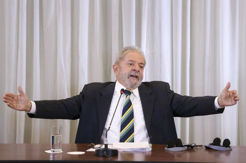 Ex-presidente estava acompanhado do advogado Sigmaringa Seixas, ex-deputado pelo PT 
