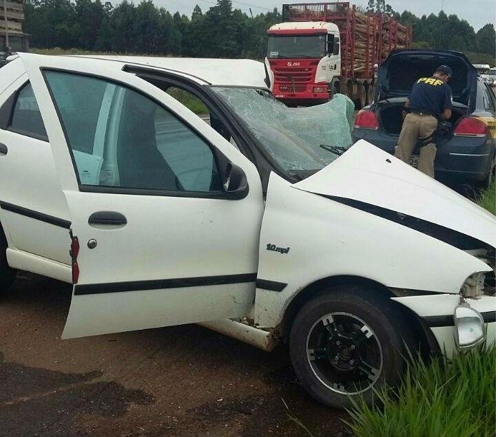 Motorista morre em colis&atilde;o entre carro e carreta em S&atilde;o Jer&ocirc;nimo	