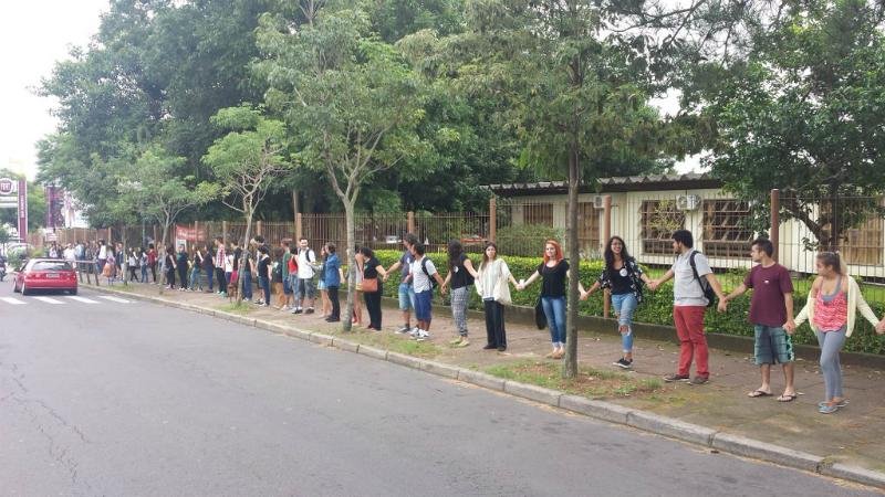 Alunos, professores e monitores realizam abra&ccedil;o simb&oacute;lico na escola