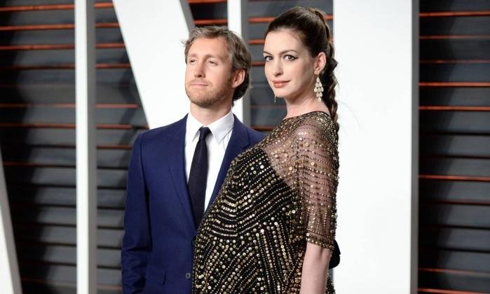 Anne e o marido, o tamb&eacute;m ator Adam Shulman
