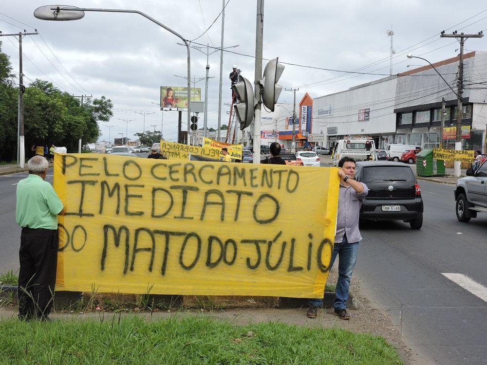 Popula&ccedil;&atilde;o alerta sobre os riscos do trecho na avenida Flores da Cunha