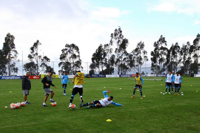 Gr&ecirc;mio foca tempo da bola em primeiro treino no Equador