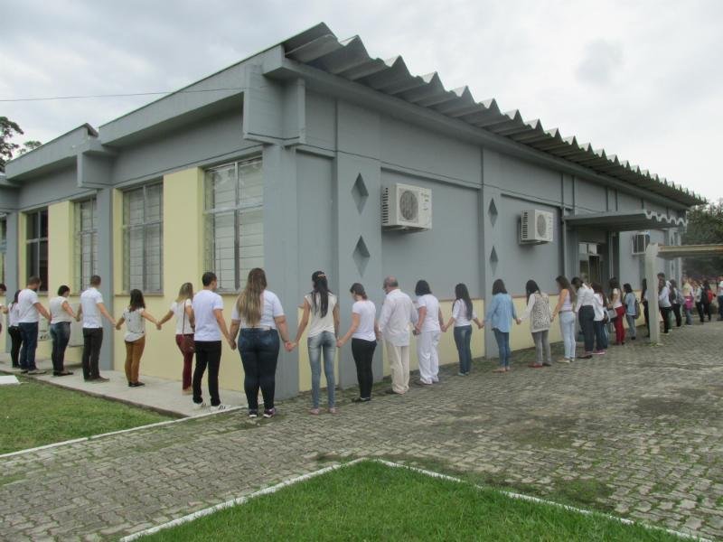 Abra&ccedil;o coletivo ao pr&eacute;dio da UFPEL lembra desaparecimento de professora