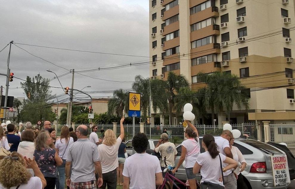 Moradores da zona Sul de Porto Alegre percorreram principais vias da regi&atilde;o por duas horas