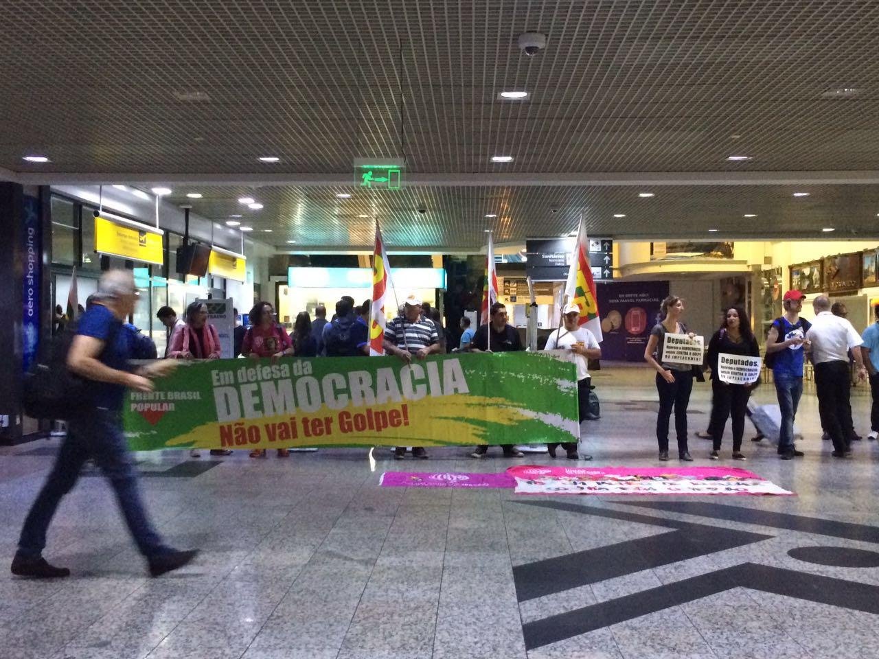 Manifestantes fazem ato contra impeachment no Salgado Filho 