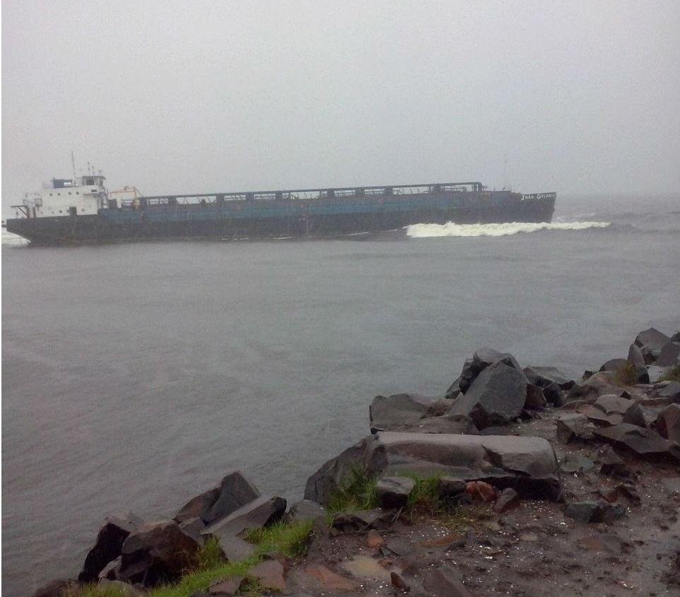 Navio cargueiro encalha em Torres e atrapalha navega&ccedil;&atilde;o no rio Mampituba