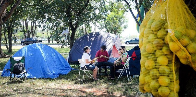 Manifestantes pr&oacute;-impeachment montaram acampamento em parque de Bras&iacute;lia