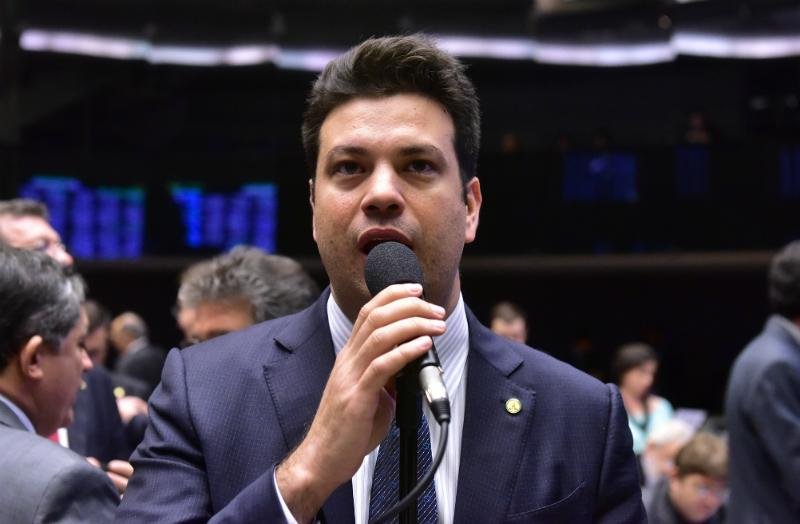 L&iacute;der do PMDB libera bancada para vota&ccedil;&atilde;o de relat&oacute;rio a favor do impeachment