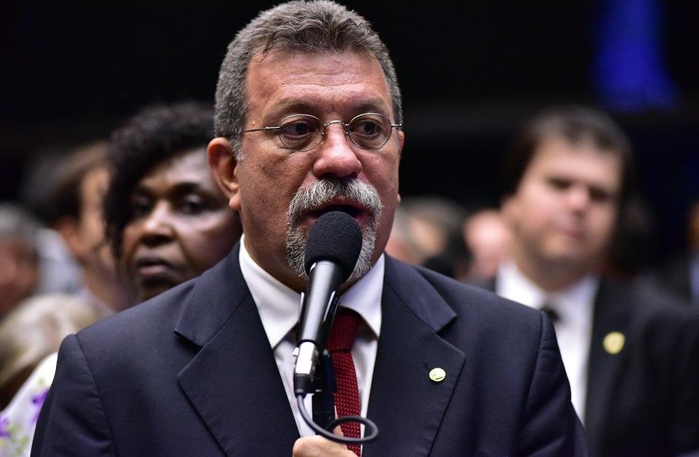 L&iacute;der do PT na C&acirc;mara, deputado Afonso Florence, acusou de golpistas os que defendem o afastamento de Dilma