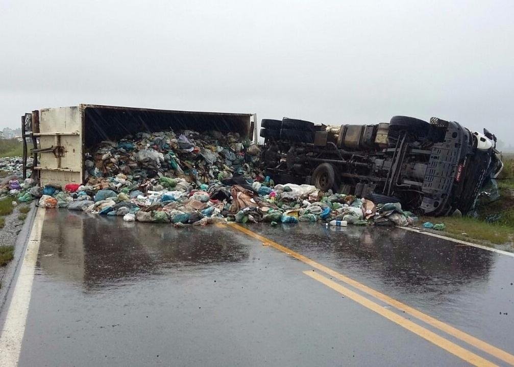 For&ccedil;a do impacto virou carreta sobre a pista na BR 116