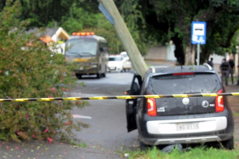 Ap&oacute;s persegui&ccedil;&atilde;o e troca de tiros, condutor do ve&iacute;culo bateu em poste na rua Ernesto Dornelles 