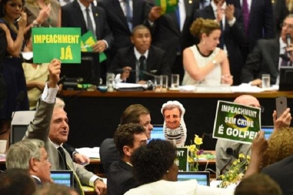 Imprensa europeia destaca aprova&ccedil;&atilde;o de relat&oacute;rio na Comiss&atilde;o do Impeachment
