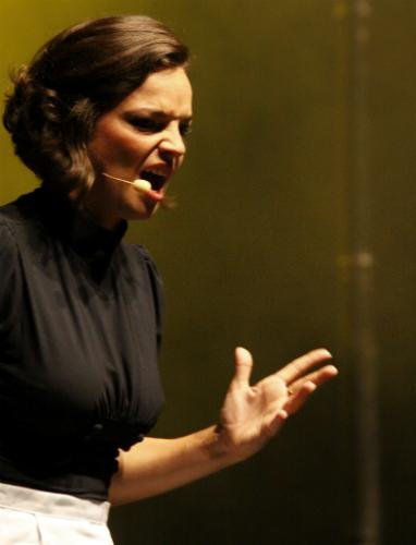 Anne Carrere interpreta a homenageada Piaf
