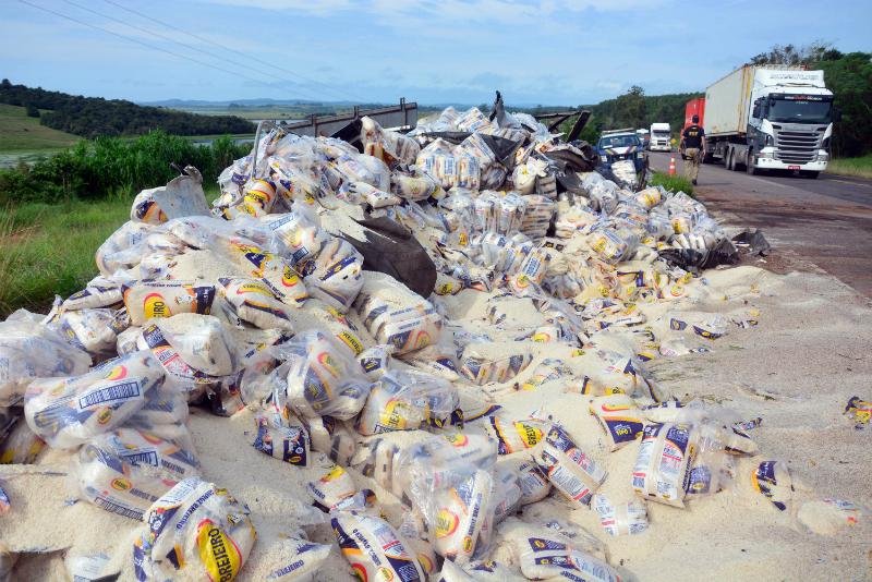 Carreta tomba e bloqueia BR 116, em Gua&iacute;ba