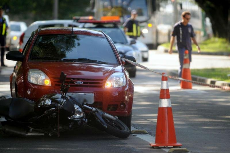 Colis&atilde;o entre tr&ecirc;s ve&iacute;culos mata mulher em Porto Alegre 