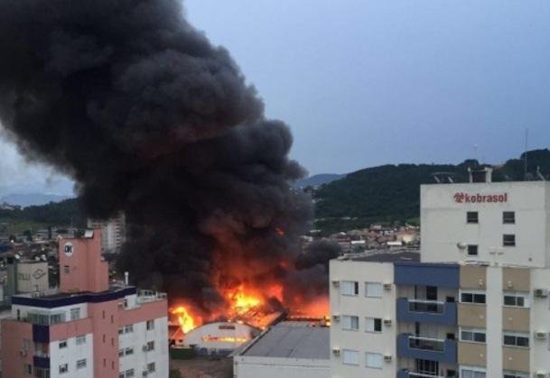 Inc&ecirc;ndio de grandes propor&ccedil;&otilde;es atinge empresa de medicamentos em Santa Catarina 