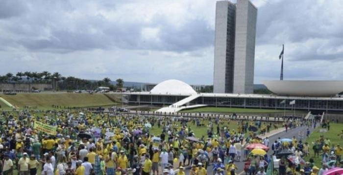 Maioria n&atilde;o acredita que processo solucione problemas do pa&iacute;s e 36% veem golpe em andamento