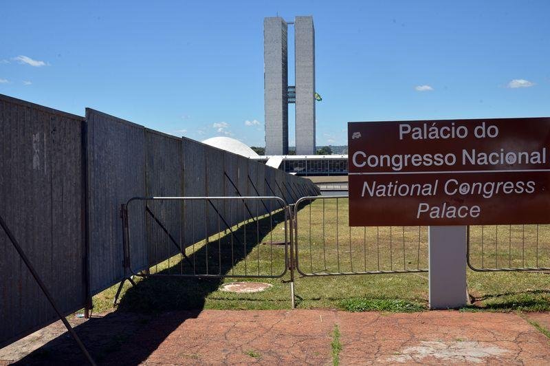 Divis&oacute;rias tentam evitar confrontos