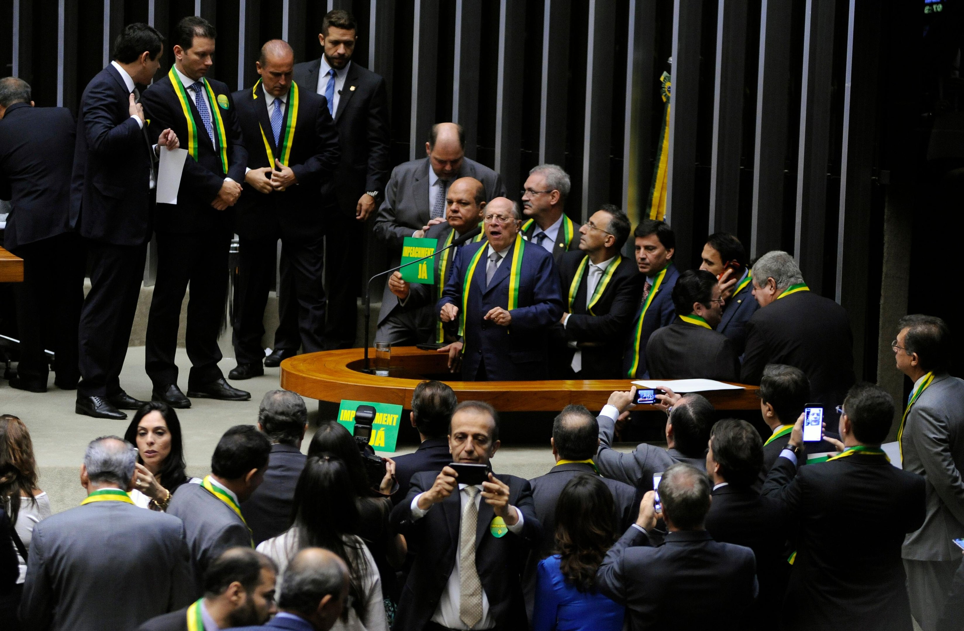 Reale Junior diz que governo foi irrespons&aacute;vel e volta a defender impeachment