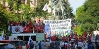 Caminhada, palavras de ordem e discursos marcam protesto contra impeachment em Porto Alegre 
