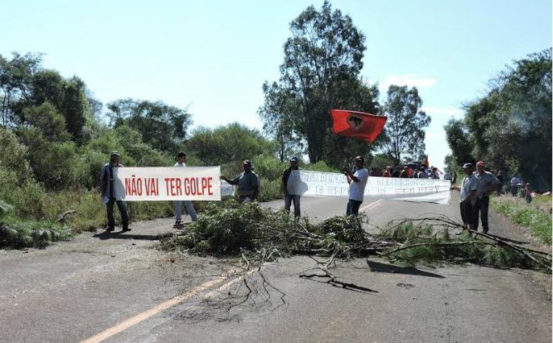 MST realiza manifesta&ccedil;&atilde;o e bloqueia ERS 377