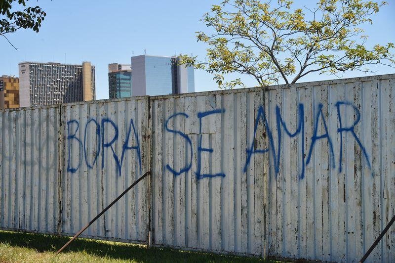 Muro na Esplanada dos Minist&eacute;rios &eacute; pichado antes da vota&ccedil;&atilde;o do impeachment