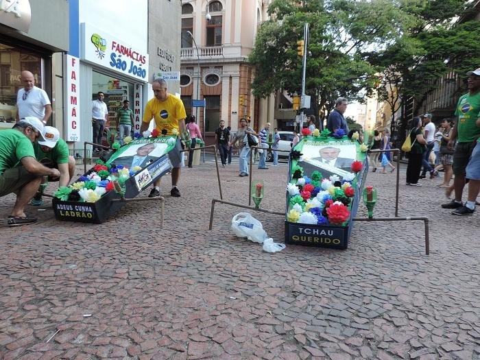 Manifestantes organizaram "vel&oacute;rio" de Cunha e Temer 